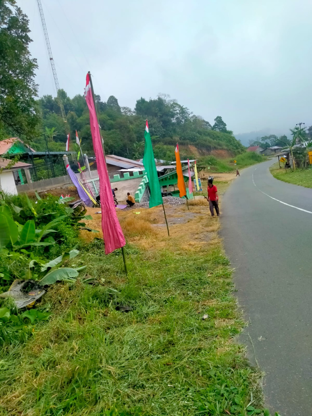 pemasangan bendera dan umbul-umbul di depan kantor desa burni pase untuk menyanbut kemerdekaan RI