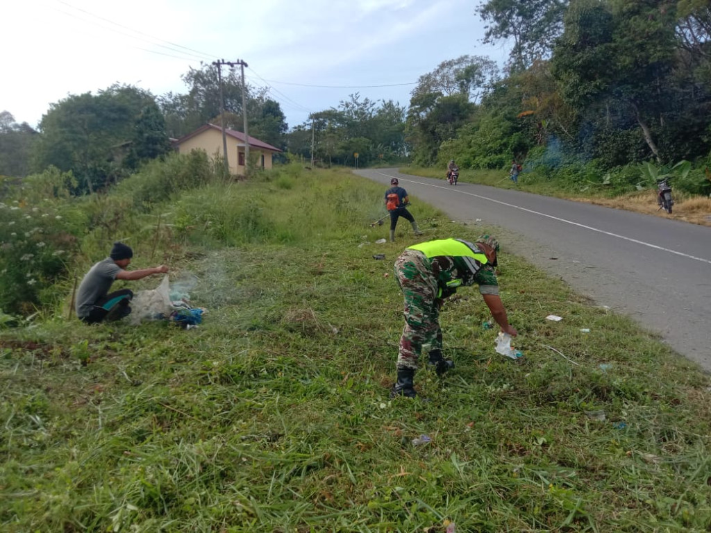 kegiatan gotong royong yang di hadiri oleh masyrakat burni pase dan babinsa kampung burni pase