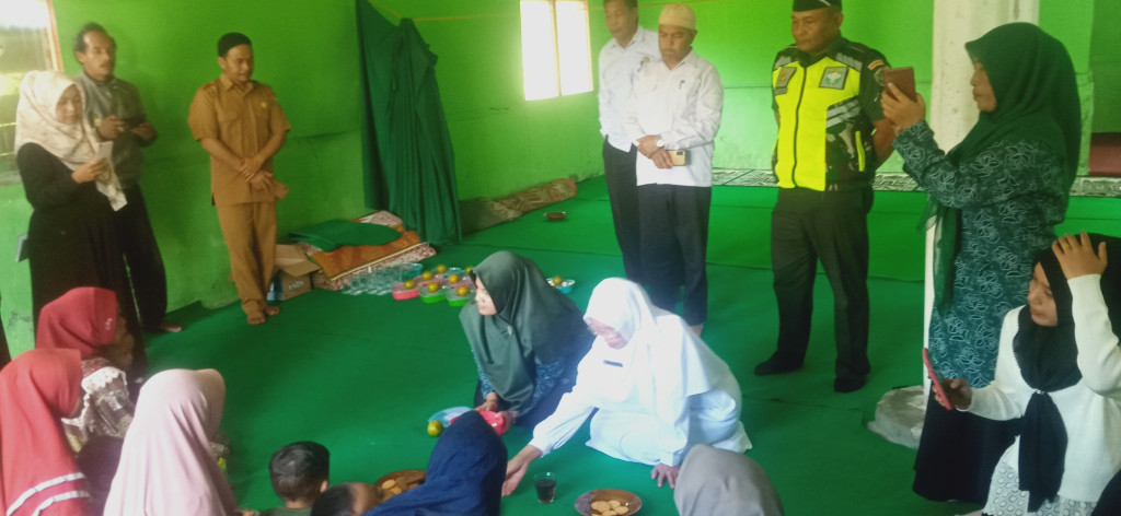 POTO LAUNCING RGG YANG DIHADIRI OLEH IBU CAMAT, KEPALA PUSKESMAS DAN PARA MASYARAKAT